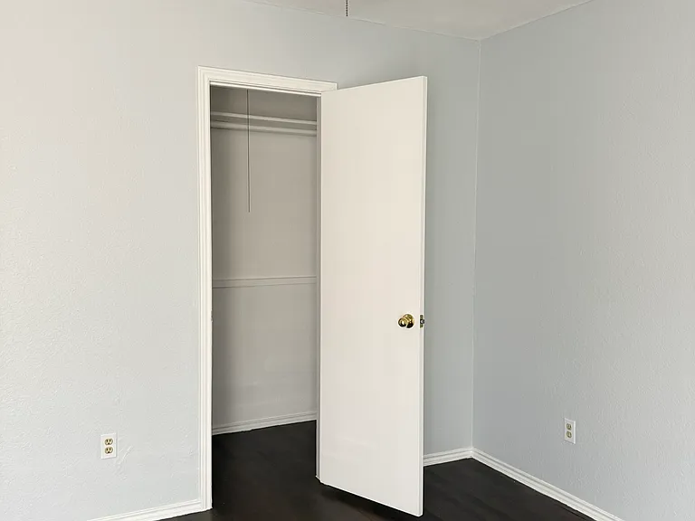 304 Gregory Ln — Photo 7