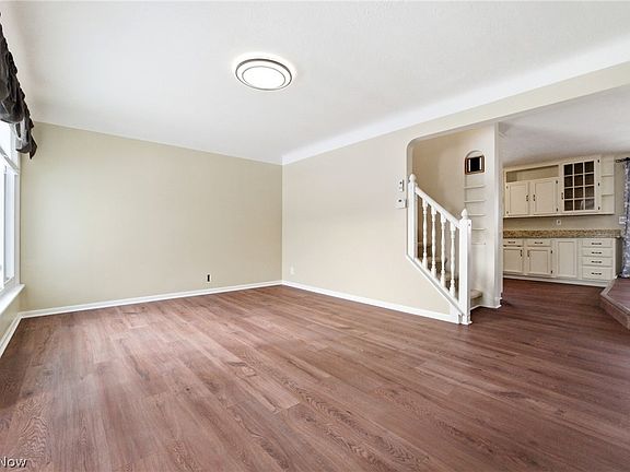 3rd image of 1216 E Miner Rd