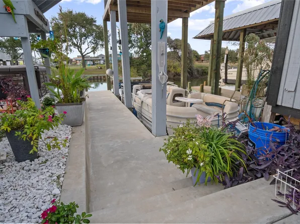 1129 Prides Ln, Crystal Beach, TX 77650