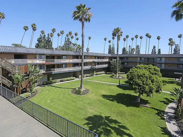 Oro Apartments — Photo 6