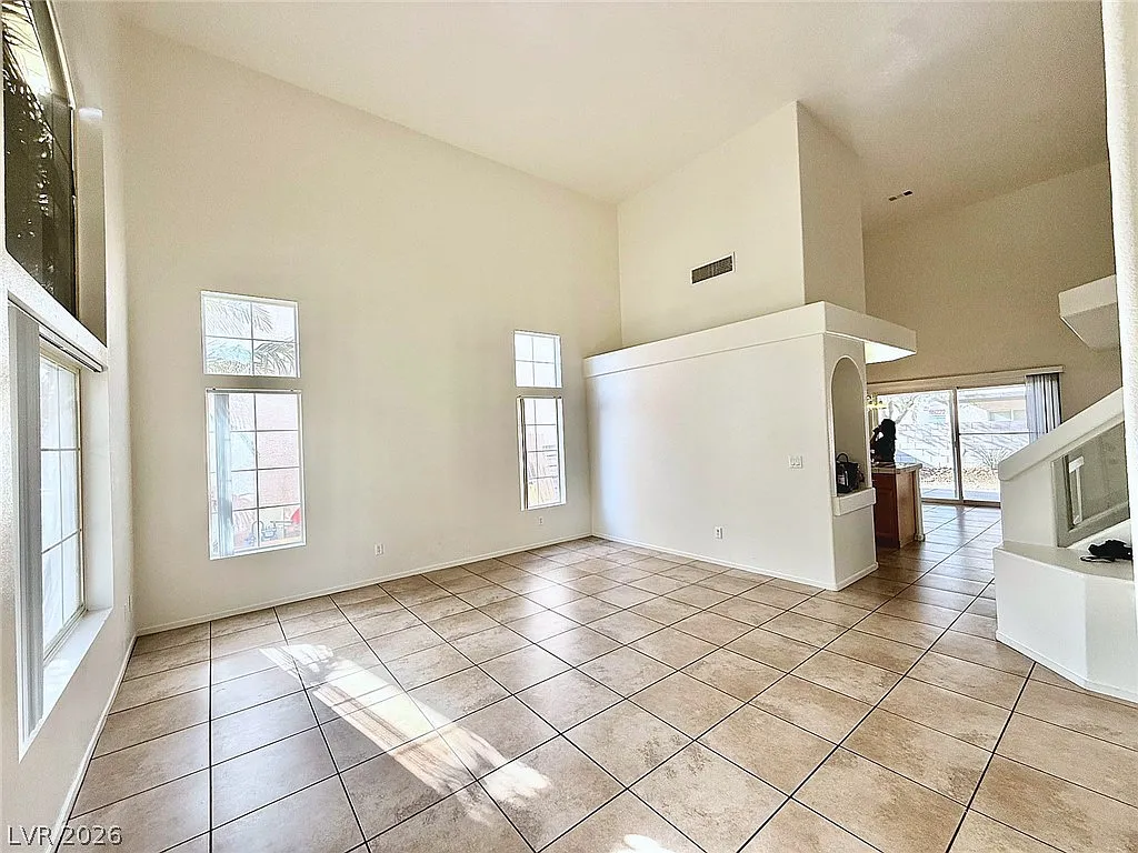 3 bed, 2.5 bath, 1653 sqft, $2,200 — Photo 2