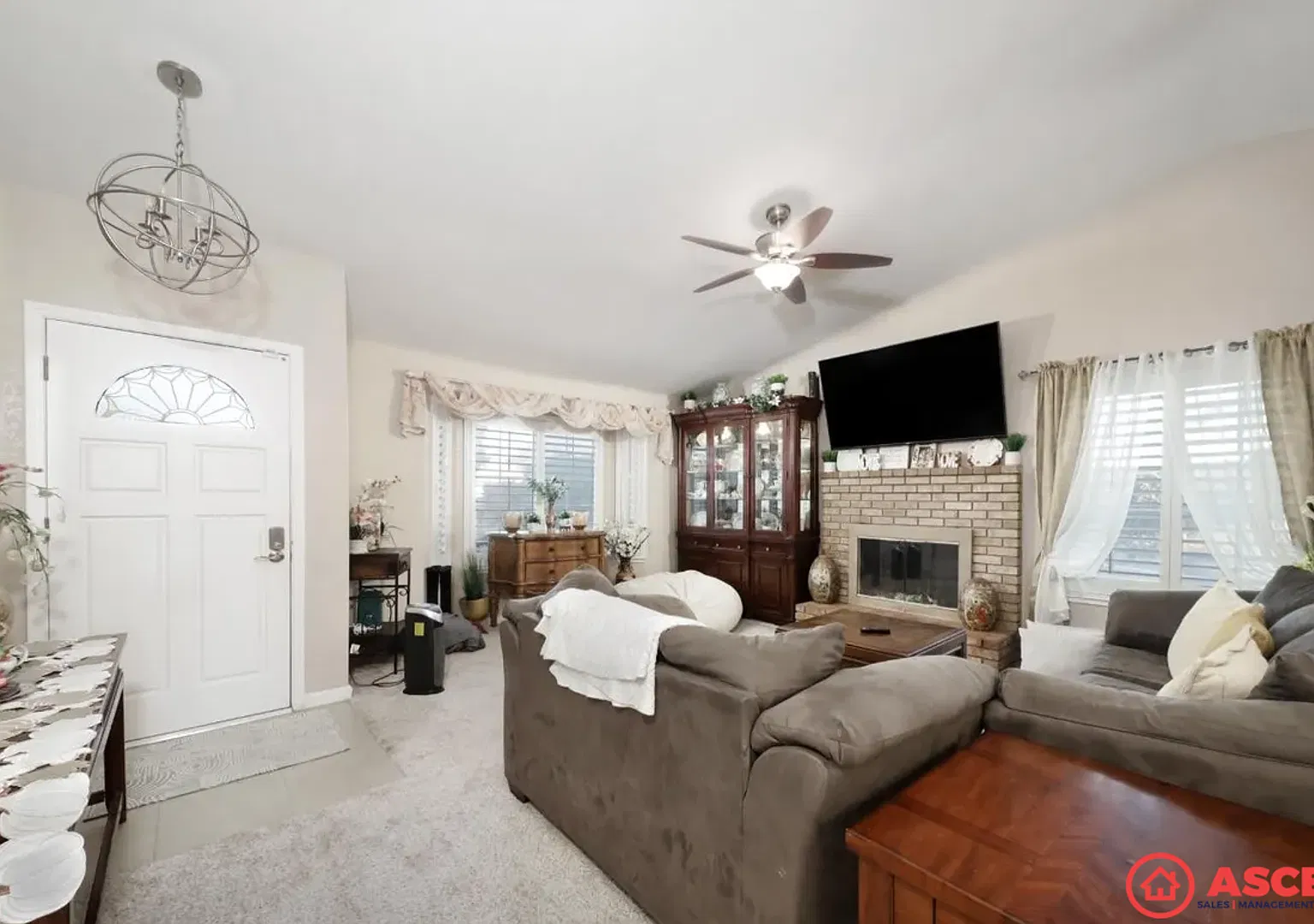 Move-In Ready 4BR/2BA Home in 93312 Trash & Sewer Paid! — Photo 4