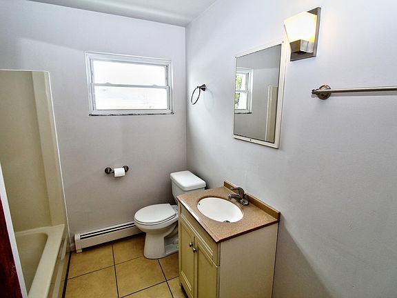 4th image of 824 Cook Ave #3