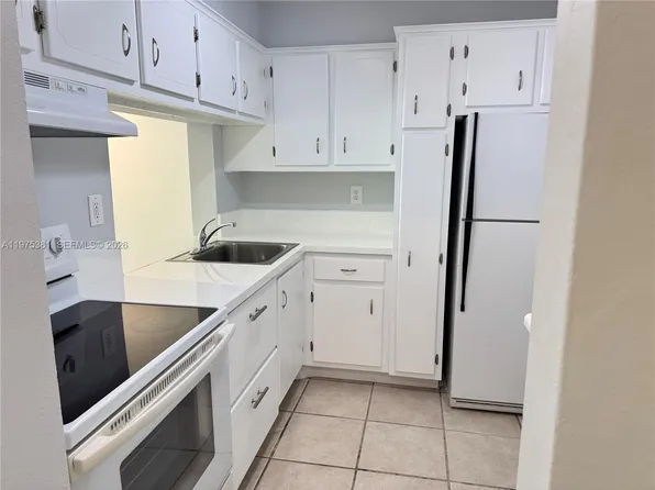 9641 SW 77th Ave #D305, Miami, FL 33156