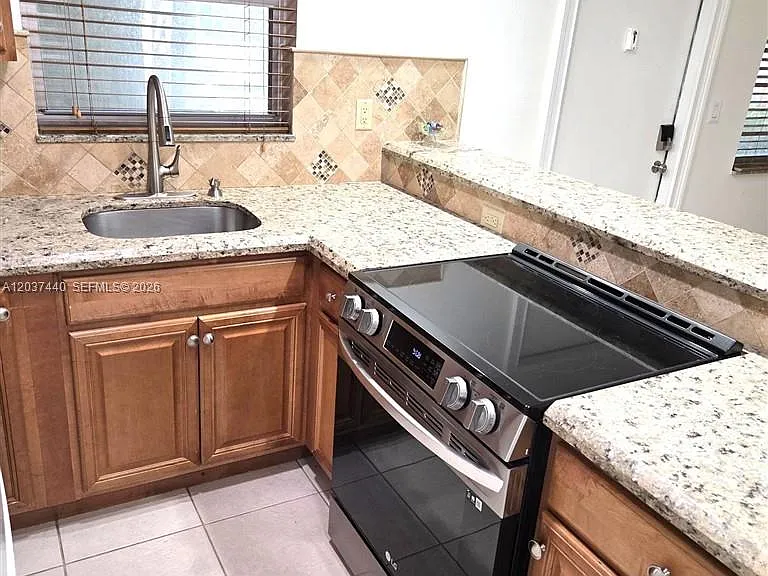 2400 NE 10th St #104 — Photo 7