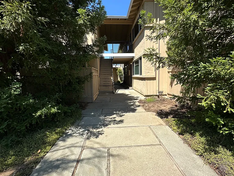 697 Grand Coulee Ave #6 — Photo 2