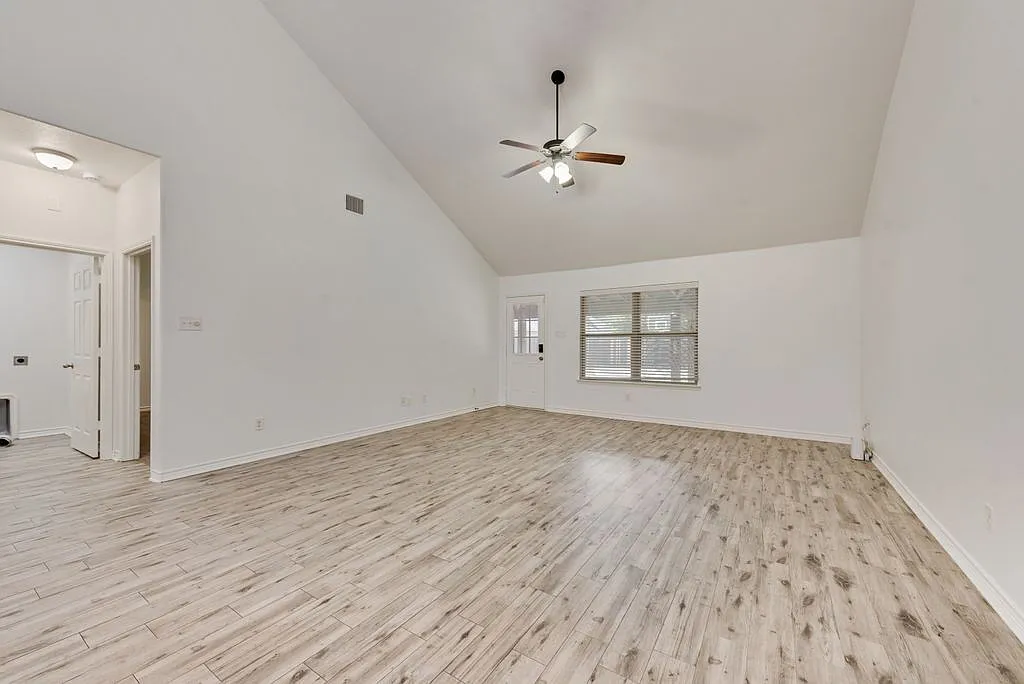 5 bed, 3.0 bath, 3264 sqft, $3,000 — Photo 4