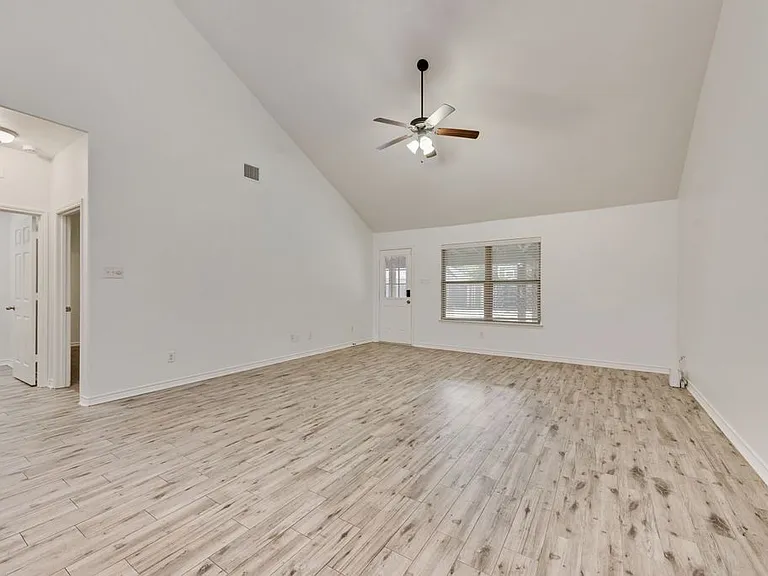 1816 Castle Creek Dr — Photo 4