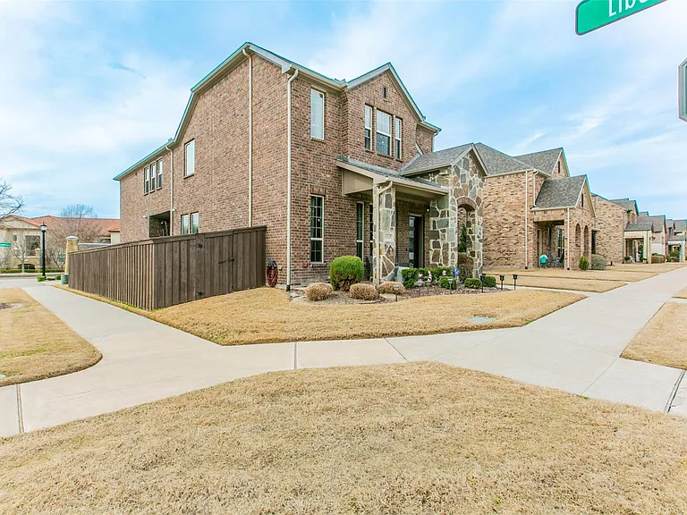 1015 Zachary Way — Photo 2