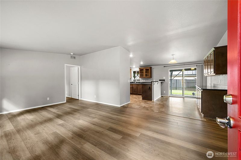 3rd image of 405 415th Avenue SE