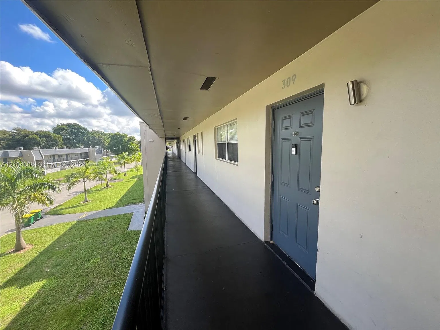 Versailles Gardens Condo — Photo 2