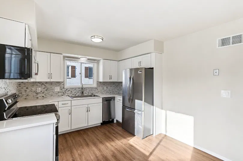 3 bed, 1.5 bath, 1350 sqft, $2,250 — Photo 2