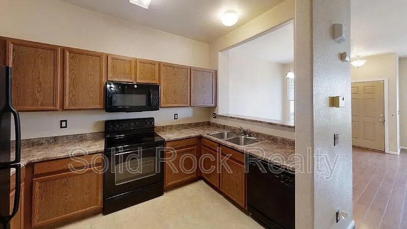 2 bed, 2.5 bath, 1396 sqft, $1,895 — Photo 2