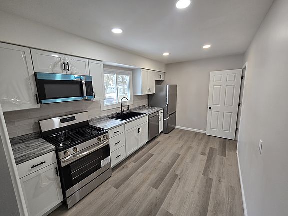 3rd image of 152 The Brooklands Ave