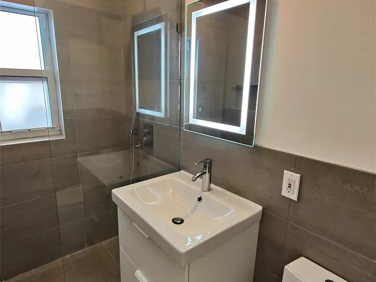 733 NE 18th Ave — Photo 23