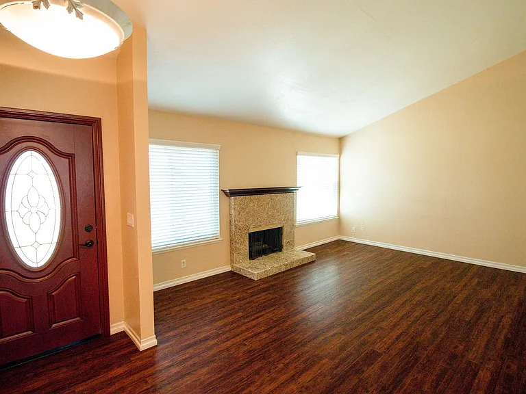 1943 S Belle Ave — Photo 2