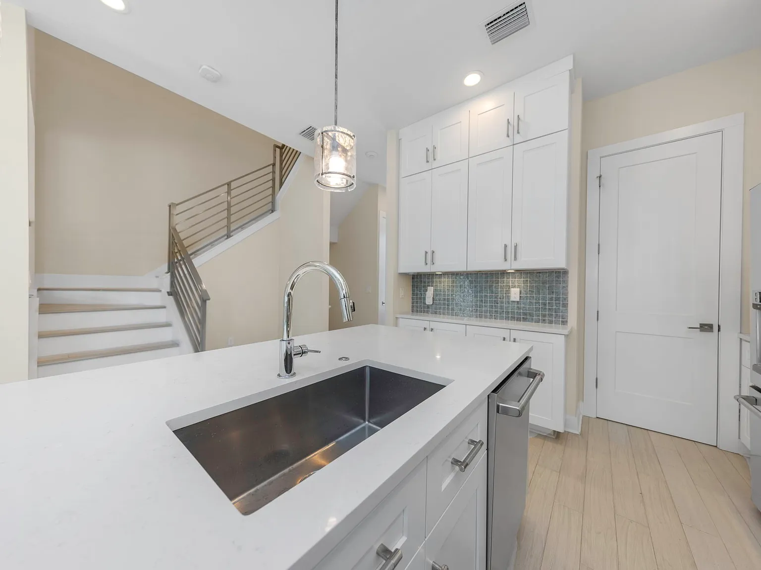 3 bed, 1695 sqft, $5,000 — Photo 2