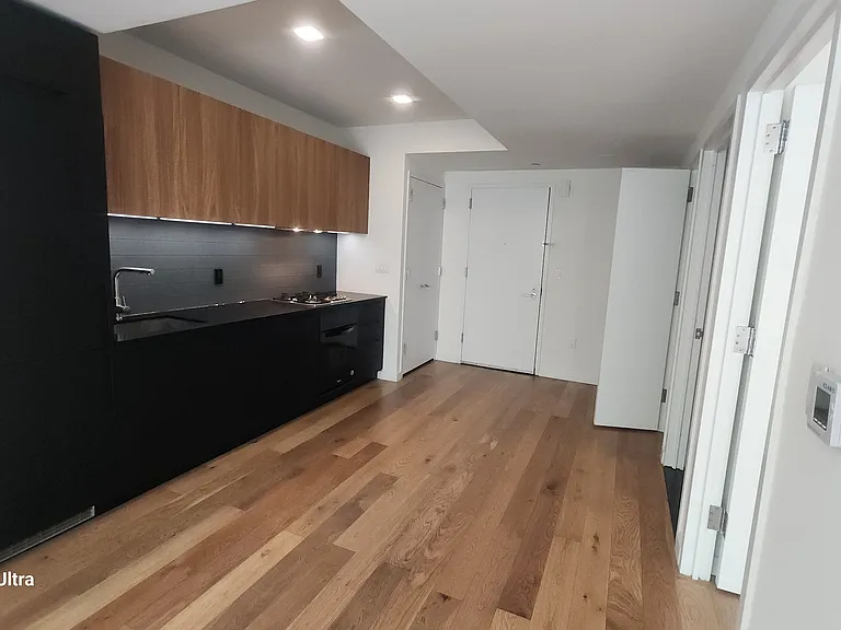 411 35th St #2G — Photo 8