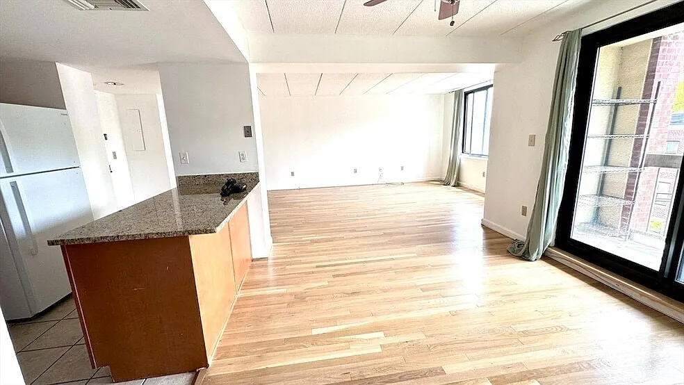 2 bed, 1040 sqft, $4,000 — Photo 2