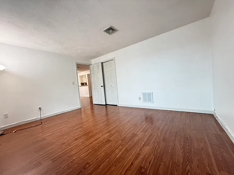 24 South St — Photo 3