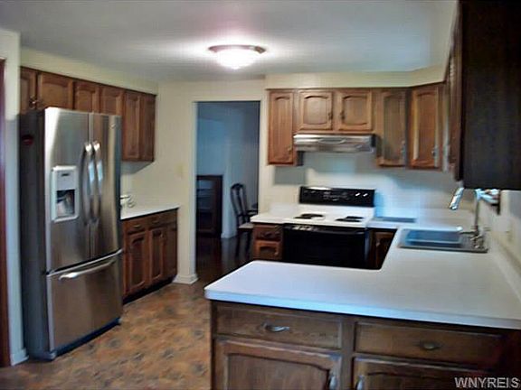 5th image of 1075 Bowen Dr E