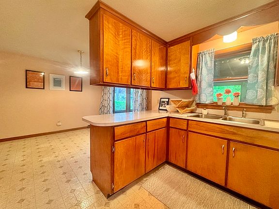 5th image of 194 Brookside Cir