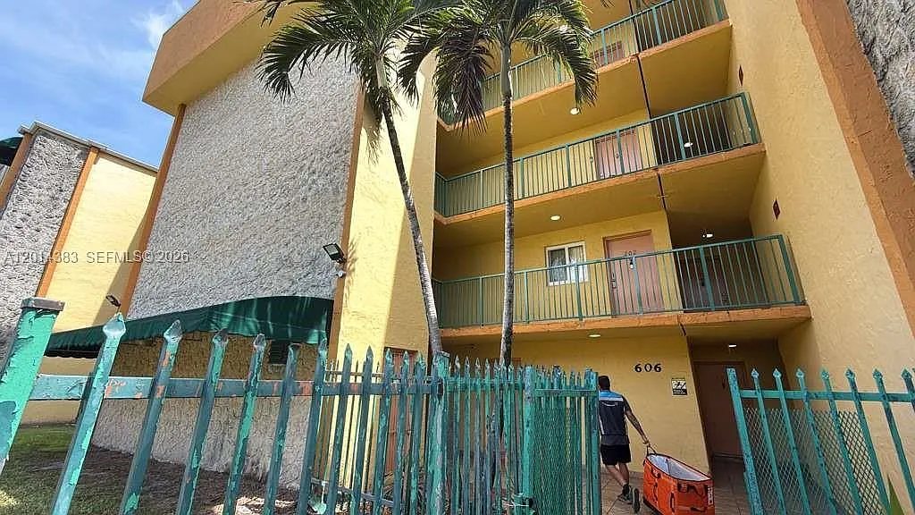 Building Photo - 606 W 81st St #316