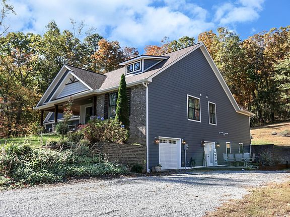 2nd image of 951 Newell Cir