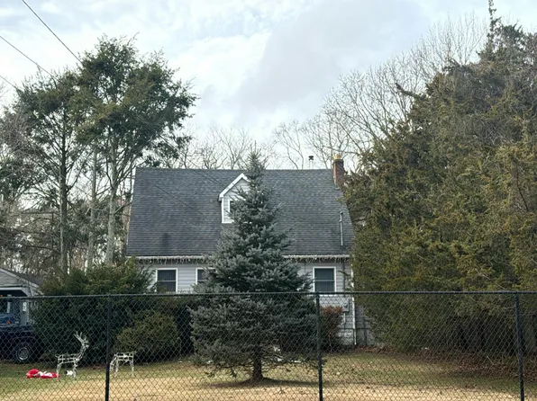 18 Crescent St, Yaphank, NY 11980