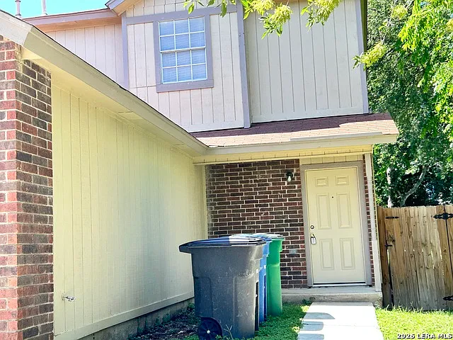 2 bed, 1.5 bath, 900 sqft, $1,095 — Photo 2