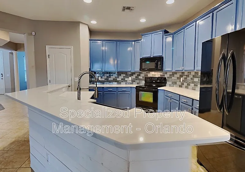 4 bed, 3.0 bath, 2400 sqft, $3,095 — Photo 2