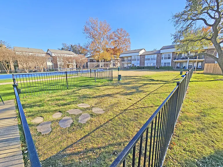 16300 Ledgemont Ln — Photo 25