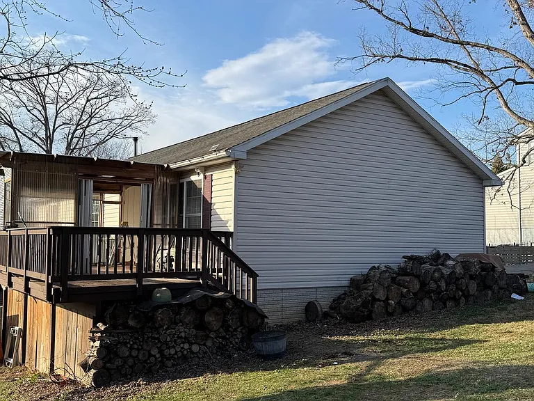 14780 Jordan Ln — Photo 1