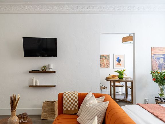4th image of 527 S Hobart Blvd APT 103