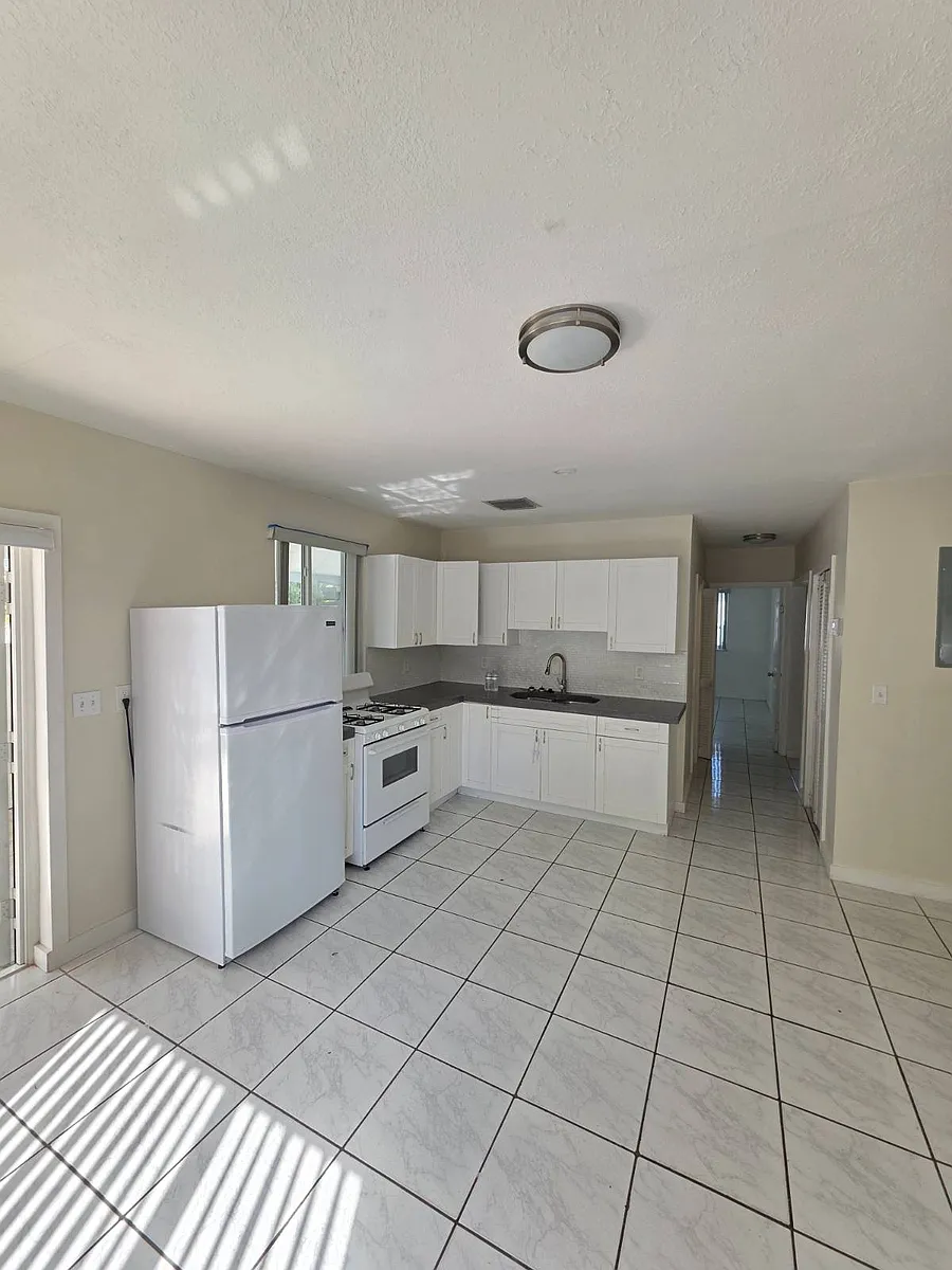 Building Photo - 1475 W 31st St #2