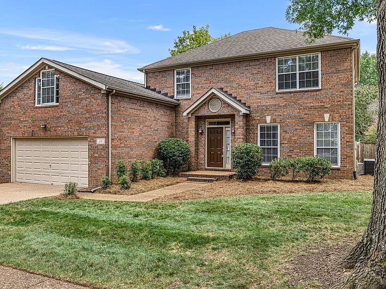 128 Clarendon Cir — Photo 1