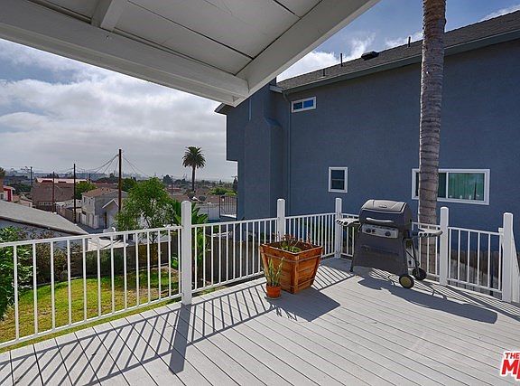 Large deck with expansive views, great for entertaining!