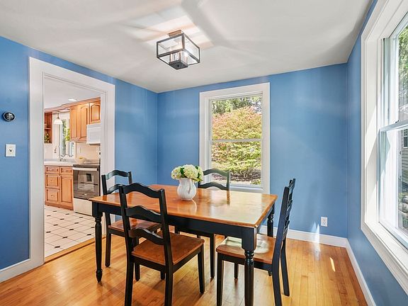 4th image of 452 Chestnut St