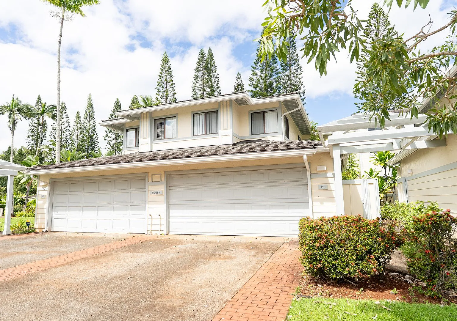 Spacious Townhome in Mililani - Available Now! — Photo 1