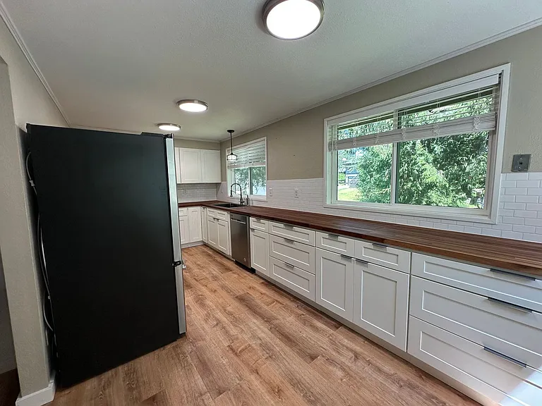 1479 Greenville Dr — Photo 11