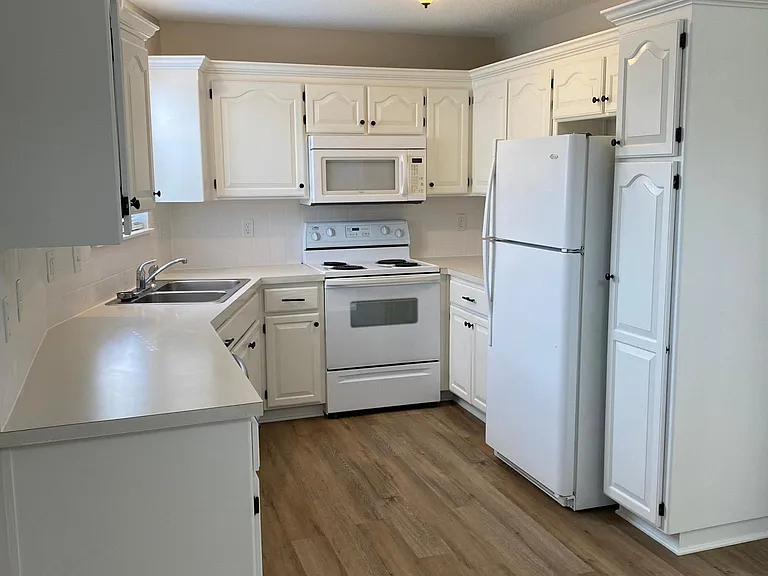 220 SW Chartwell Cir #220 — Photo 6