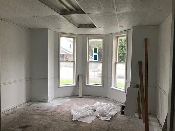 2nd image of 829 W Franklin St