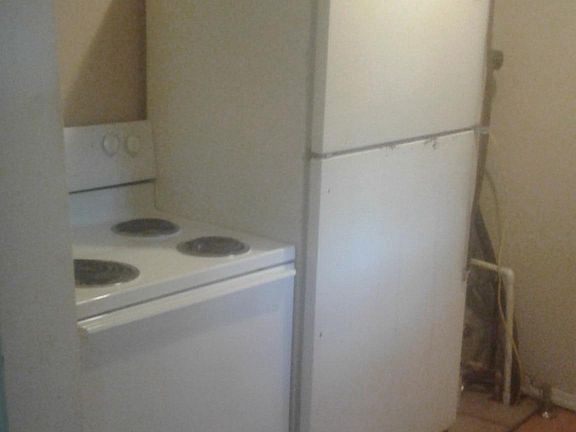 Kitchen stove & fridge
