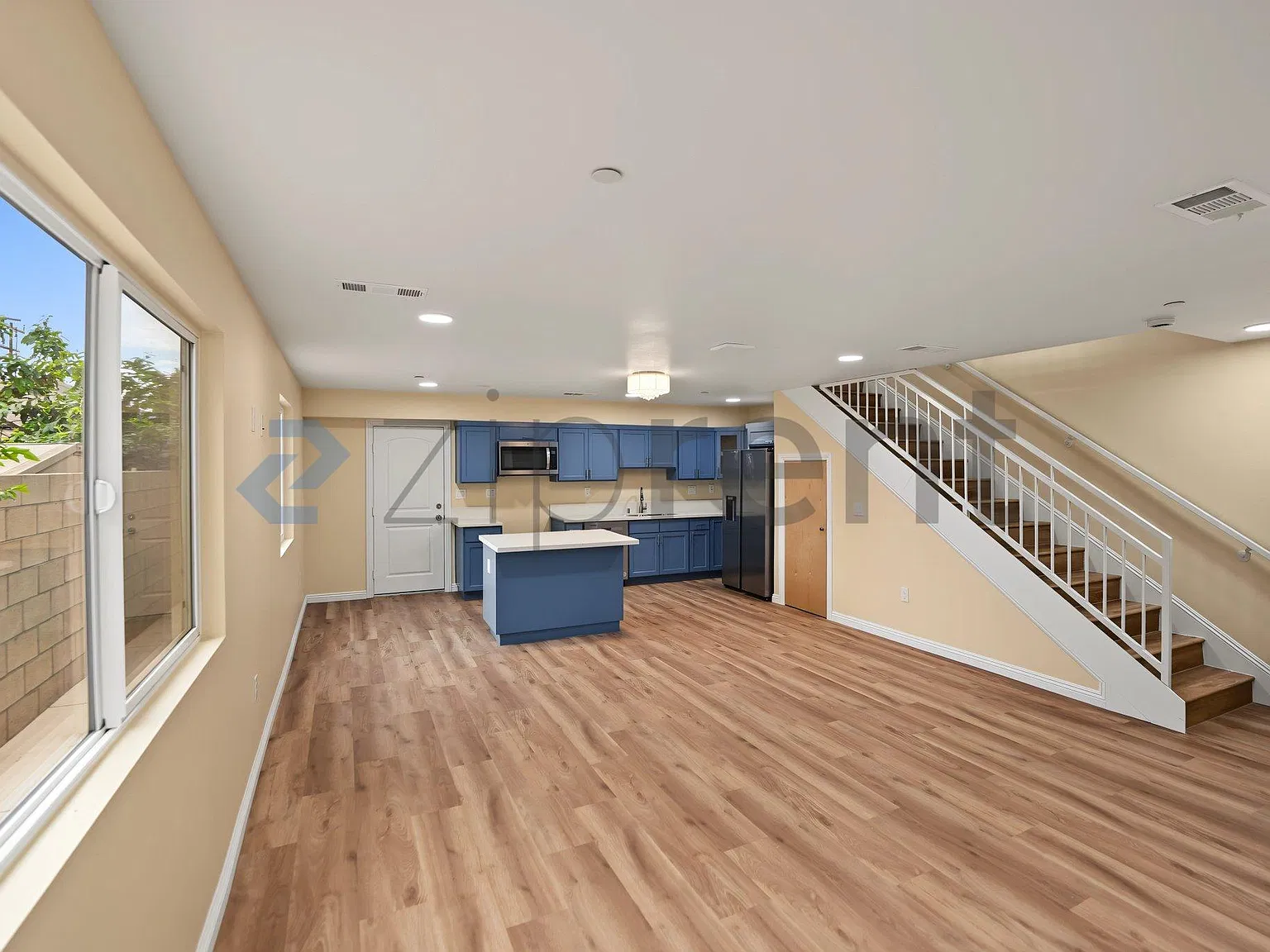 4 bed, 1600 sqft, $4,900 — Photo 4