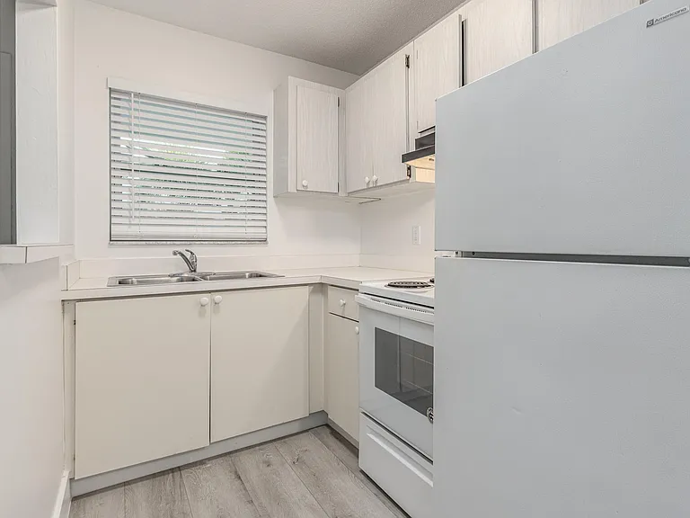 660 SW Bryant Ave #10 — Photo 7