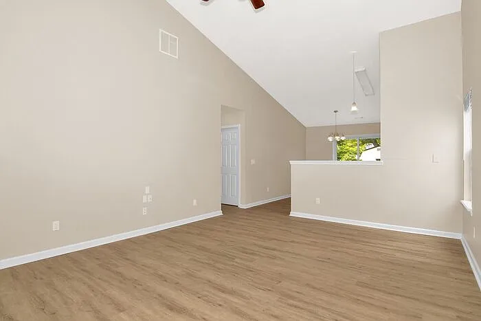3 bed, 2.0 bath, 1319 sqft, $1,800 — Photo 4