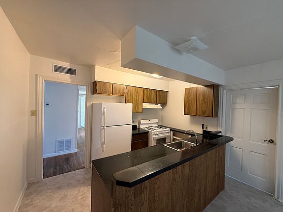 3rd image of 207 Rainbow Dr