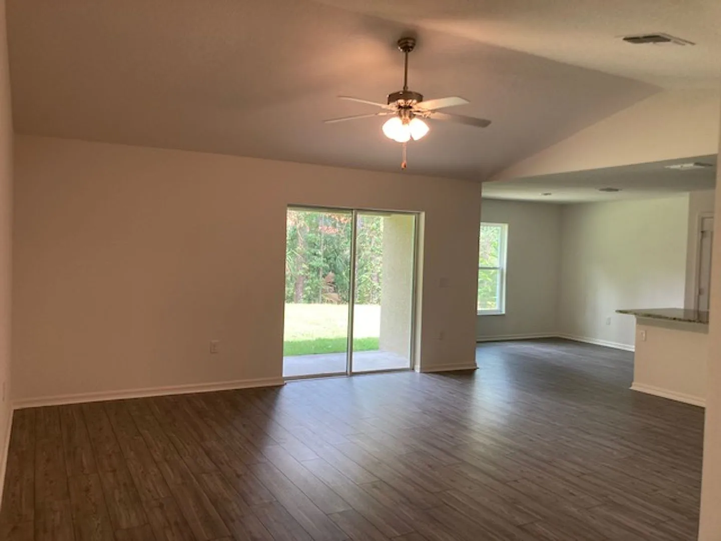Like new 3+Den/2/2 With screed in porch. — Photo 4
