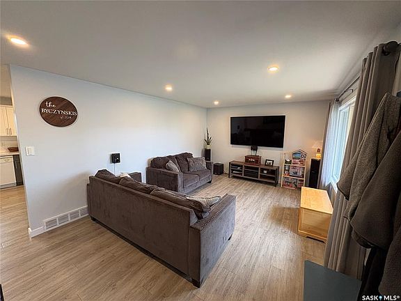 4th image of 329 Prothero AVENUE W
