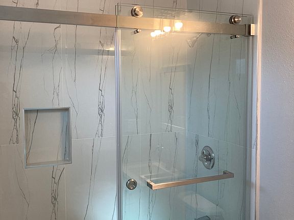 Primary bath with quartz tile